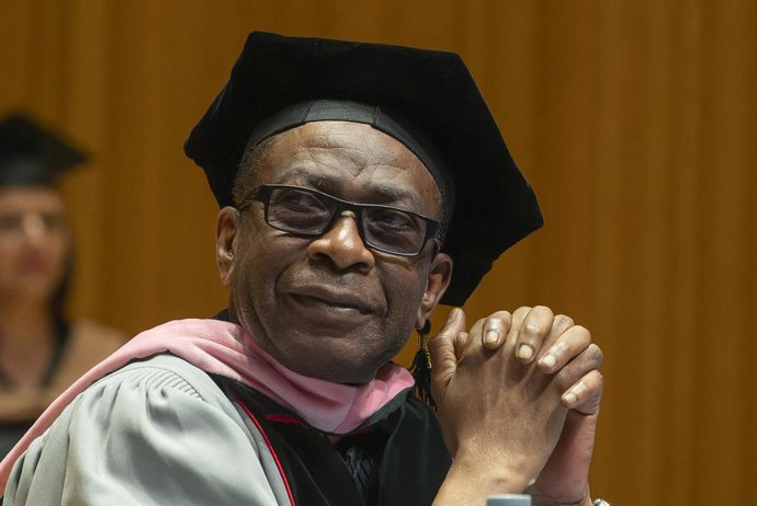 El músic africà Youssou N'Dour rep un doctorat honoris causa per Berklee València