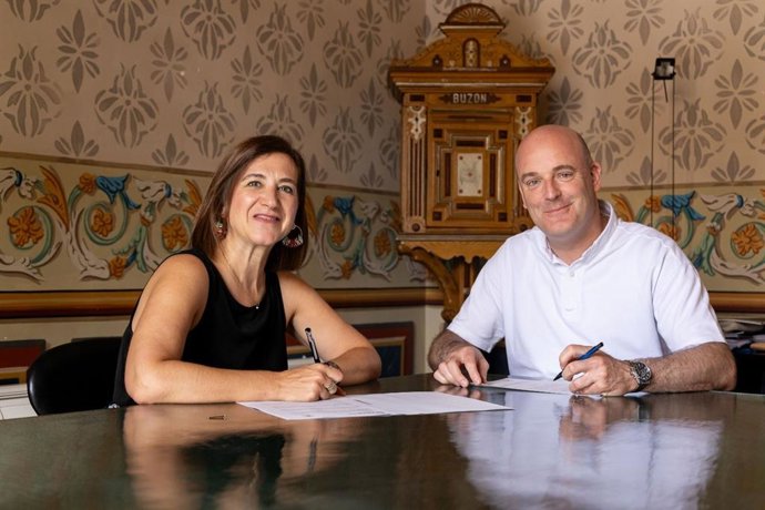 La consejera municipal de Cultura, Sara Fernández, y el vicario general de la archidiócesis de Zaragoza, Rubén Ruiz.