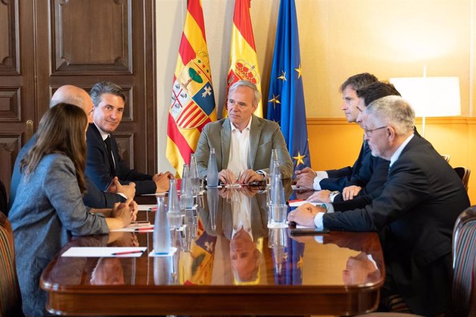 El presidente del Gobierno de Aragón, Jorge Alonso, se ha reunido con representantes de la consultora tecnológica Inetum.