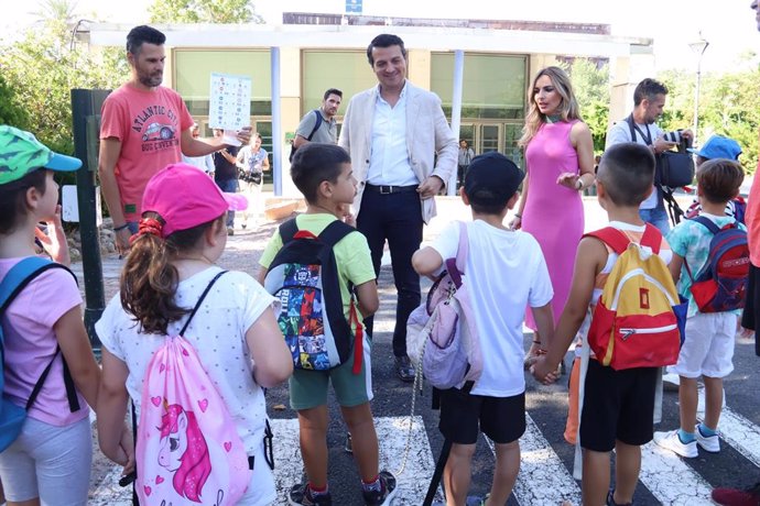 José María Bellido (centro), junto a Narci Ruiz (dcha.) hablan con algunos niños en el Centro de Educación Vial.