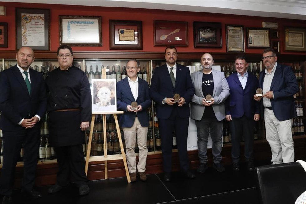 El presidente del Principado, Adrián Barbón, recibe la medalla de la XVIII Bienal Arte y Gastronomía Casa Consuelo, en Valdés