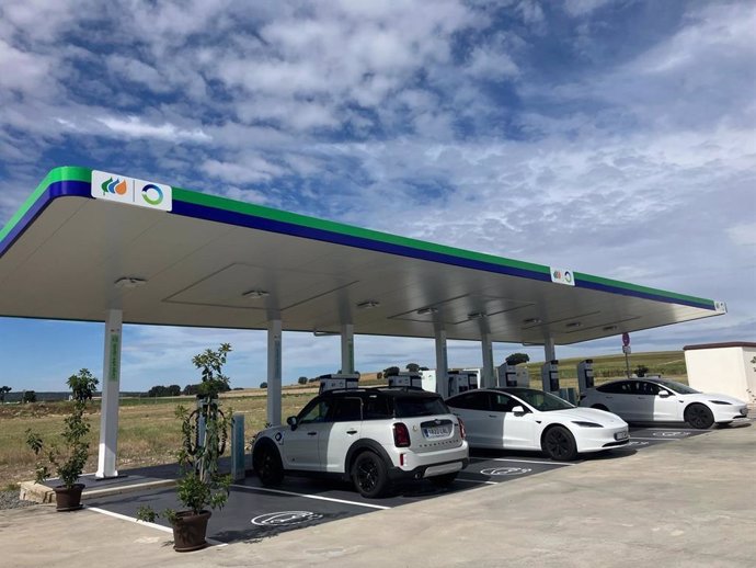 La nueva instalación de recarga de vehículos eléctricos en la autovía de Pinares, en Navalmanzano.