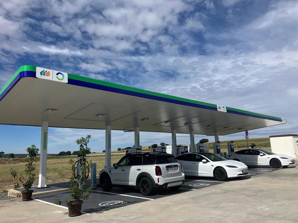 La nueva instalación de recarga de vehículos eléctricos en la autovía de Pinares, en Navalmanzano.