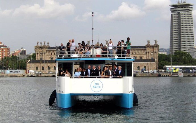 El bus náutico con el alcalde de Barcelona, Jaume Collboni; el presidente del Puerto de Barcelona, Lluís Salvadó; el director del Port Vell, David Pino, y el consejero delegado de Alsa, Francisco Iglesias