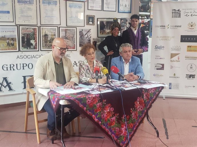 El concejal de Cultura de Segovia, Juan Carlos Monroy (izda), la presidenta de La Esteva, Rosa Velasco, y el diputado de Cultura, José maría Bravo.