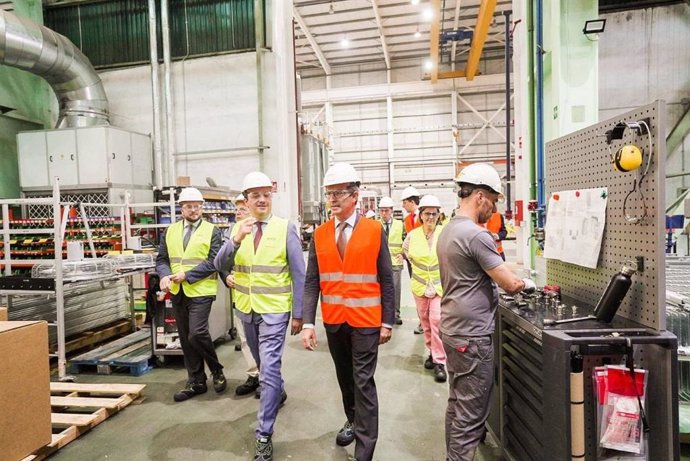 Archivo - El alcalde de Córdoba, José María Bellido, y el consejero de Industria, Energía y Minas, Jorge Paradela, en una visita a la factoría de Hitachi.