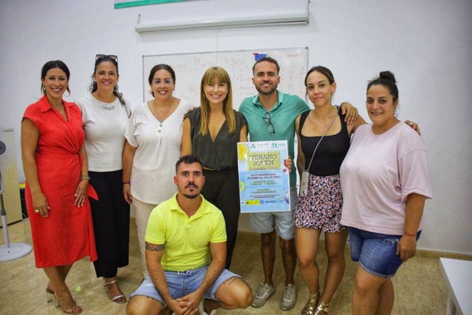 La delegada territorial de Inclusión Social, Juventud, Familia e Igualdad, Ruth Sarabia, y la coordinadora provincial del IAJ, Alba Ortiz, visitan la Asociación DYAR (Descubrir y Aprender) en Rincón de la Victoria