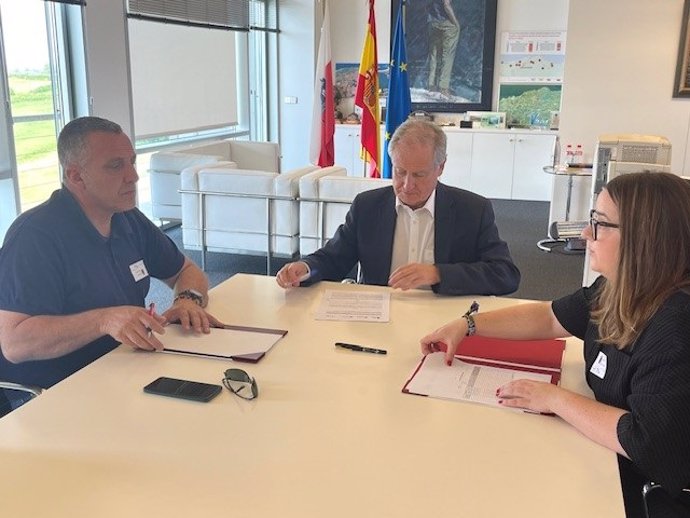 El consejero de Industria, Eduardo Arasti, con los secretarios generales de UGT, Mariano Carmona, y de CCOO, Rosa Mantecón