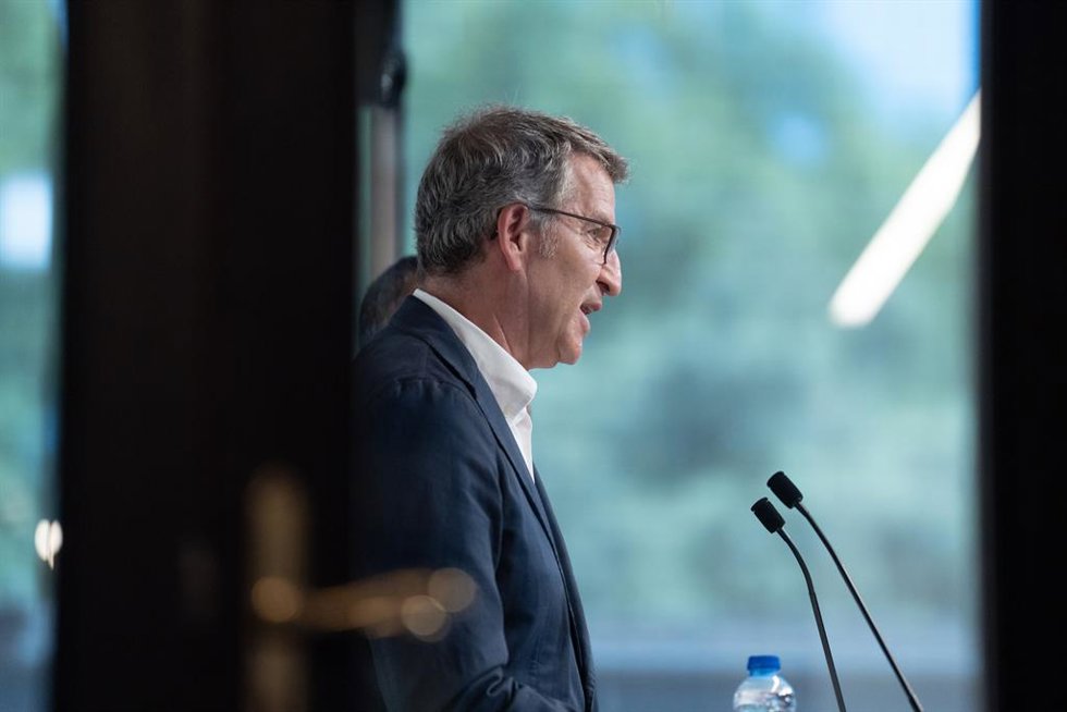 El presidente del PP, Alberto Núñez Feijóo, durante una rueda de prensa tras su reunión con el grupo del PP, en el Parlament de Catalunya, a 8 de julio de 2024, en Barcelona, Catalunya (España).