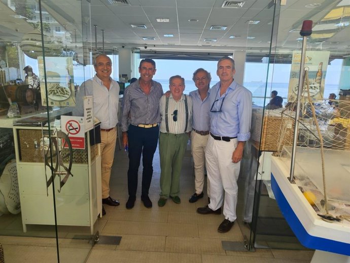 El delegado de Pesca y el presidente la Academia Gastronómica acuden al ‘I Concurso de Fritura Malagueña’.