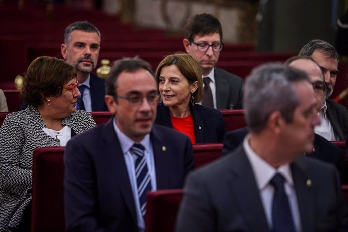 Archivo - Exconsejeros Joaquim Forn (primer fila); Josep Rull (segunda fila - i); Dolors Bassa (tercera fila - i); la expresidenta del Parlament, Carme Forcadell (tercera fila - 2i); y los exconsejeros Santi Vila (cuarta fila - i), y Carles Mundó (cuarta 