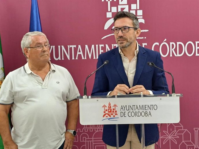 El edil socialista interviene junto al presidente de la Asociación de Vecinos El Zumbacón.