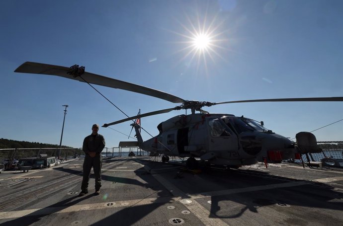 Archivo - 06 September 2023, Mecklenburg-Western Pomerania, Rostock: A shipboard helicopter standing on the US destroyer USS Paul Ignatius, moored in the overseas port of Rostock to take on provisions and fuel.