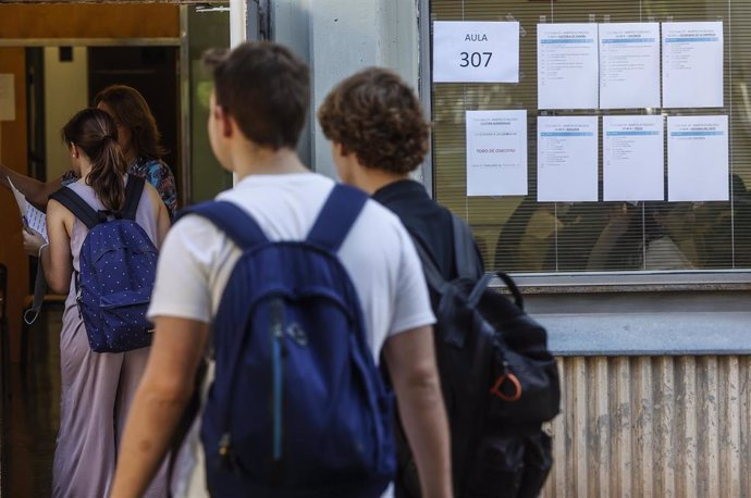 Archivo - Estudiantes esperan para comenzar las pruebas de acceso a la universidad (imagen de archivo)