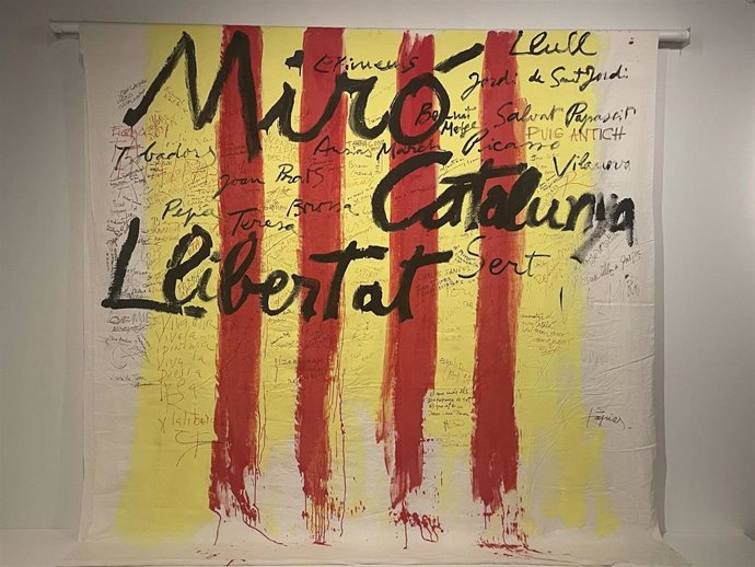 Lienzo de Antoni Tàpies en homenaje a Joan Miró, en la exposición 'Tàpies. Art i activisme' en el Museu d'Història de Catalunya