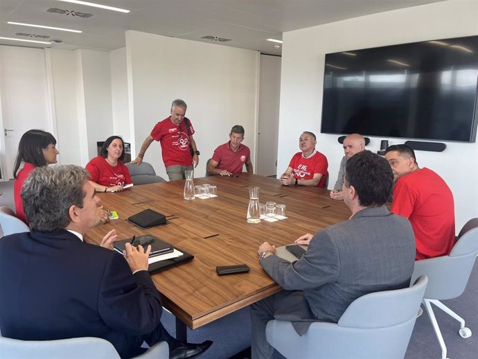 Los secretarios generales de CCOO, Unai Sordo, y de UGT, Pepe Álvarez, se reúnen con el ministro de Transformación Digital y de la Función Pública, José Luis Escrivá, tras las protestas de este martes en la sede del Ministerio. En Madrid, a 9 de julio.