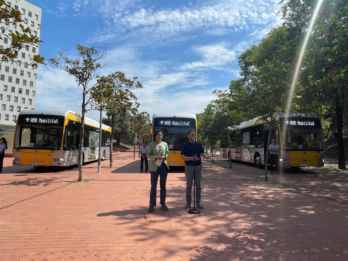 La alcaldesa de Santa Coloma de Gramenet, Núria Parlón, y el vicepresidente de Movilidad, Transporte y Sostenibilidad del AMB, Carlos Cordón, en la presentación de los 18 nuevos autobuses este martes