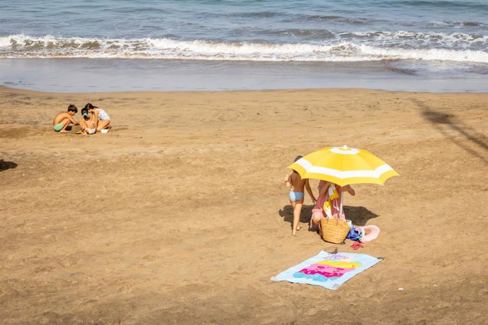 Archivo - Arxiu - Diverses persones a la platja durant la suspensió de classes per l'ona de calor, a 11 d'octubre del 2023, a Las Palmas de Gran Canària, Gran Canària, Illes Canàries (Espanya).