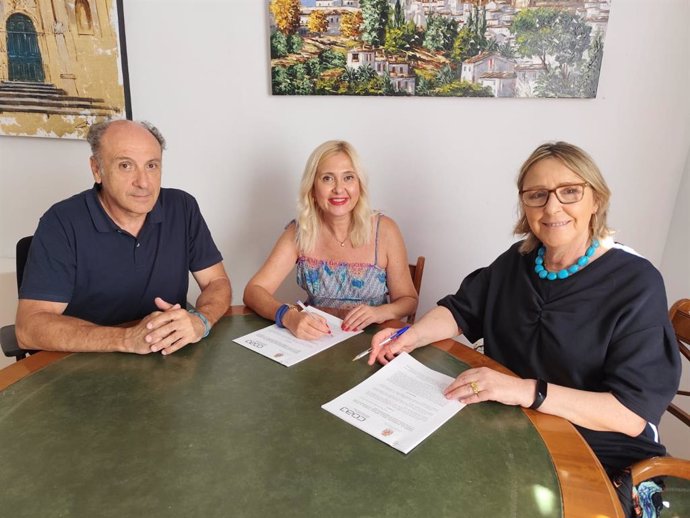 María Espejo (c), junto a representantes del Colegio de Arquitectos de Jaén.