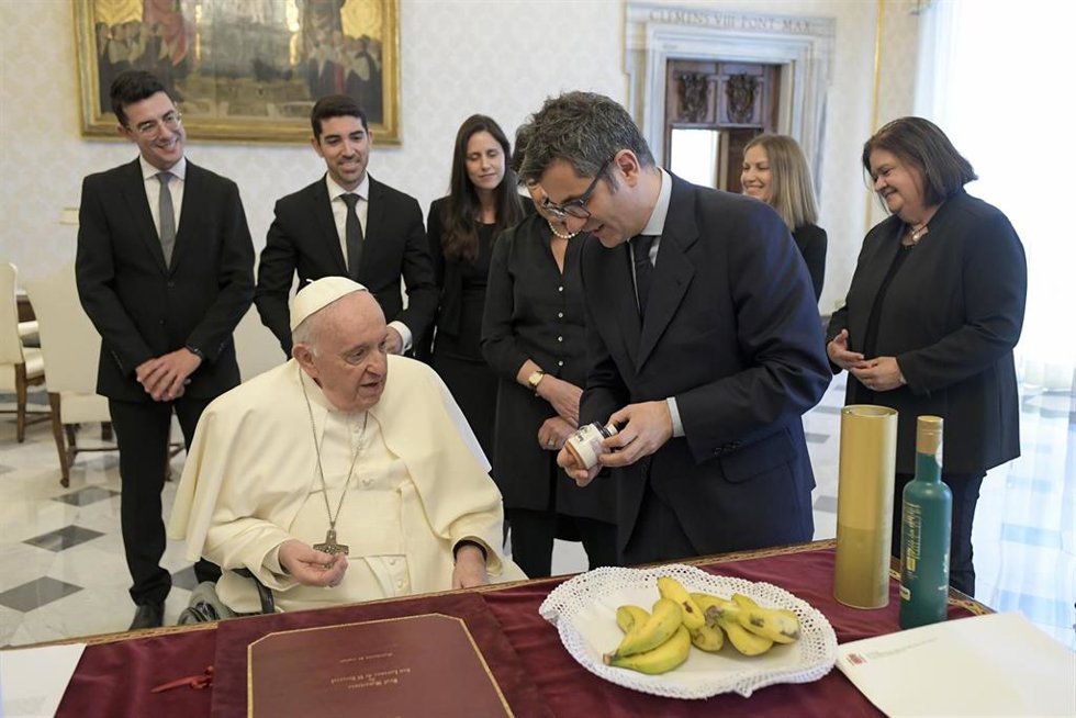 Archivo - El Papa Francisco recibe al ministro de la Presidencia, Relaciones con las Cortes y Memoria Democrática, Félix Bolaños, en El Vaticano.