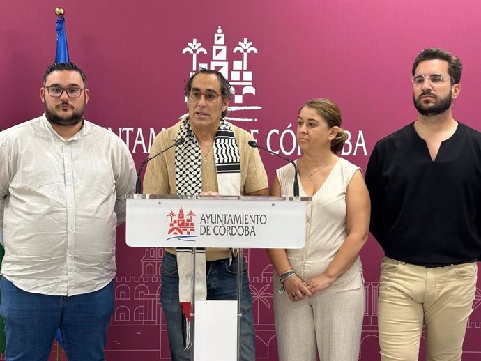 El portavoz municipal de Hacemos Córdoba, Juan Hidalgo, interviene junto al resto de ediles del grupo.