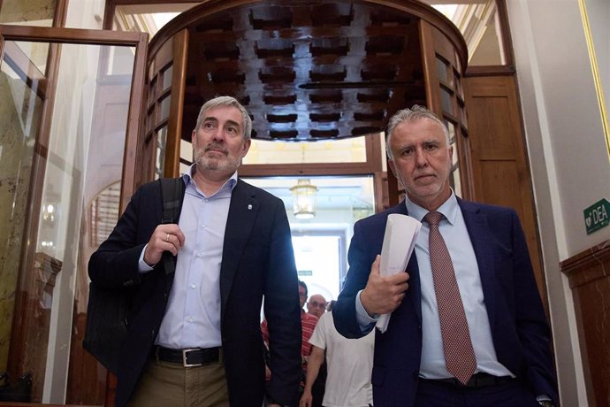 El presidente del Gobierno de Canarias, Fernando Clavijo (i), y el ministro de Política Territorial y Memoria Democrática, Ángel Víctor Torres (d)