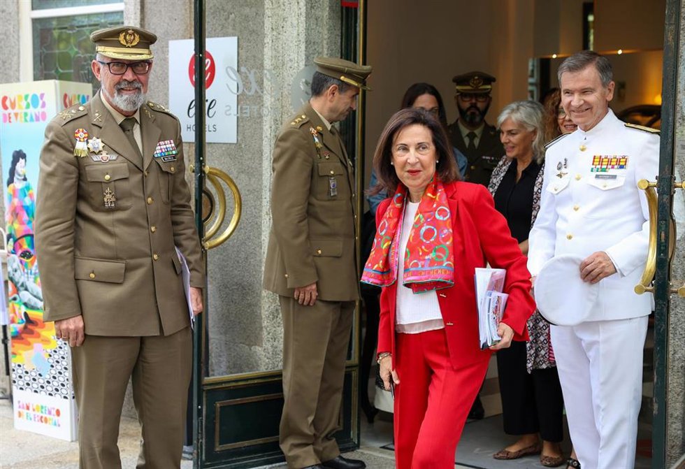 La ministra de Defensa, Margarita Robles, a su llegada a la inauguración del curso Tendencias geopolíticas (V): ¿Existe un sur global?, dentro de los Cursos de Verano de San Lorenzo de El Escorial, en el Hotel Victoria, a 1 de julio de 2024, en San Lo