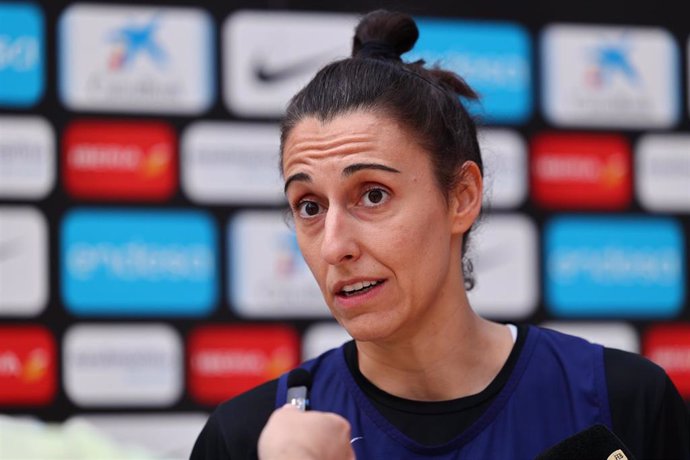 La capitana de la selección española de baloncesto Alba Torrens atiende a los medios antes de un entenamiento.