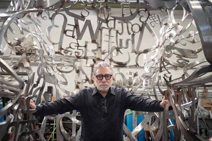 El escultor Jaume Plensa en su taller de Sant Feliu de Llobregat (Barcelona) antes de recibir la visita de la Princesa Leonor y de la Infanta Sofía.