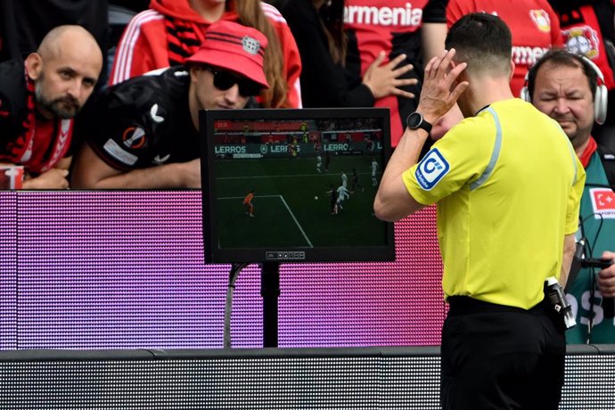 Archivo - 14 April 2024, North Rhine-Westphalia, Leverkusen: German referee Harm Osmers stands by the VAR and checks a decision during the German Bundesliga soccer match between Bayer 04 Leverkusen and SV Werder Bremen at BayArena.