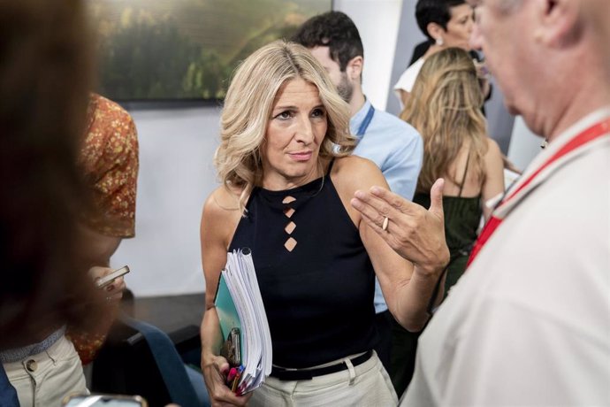 La vicepresidenta segunda y ministra de Trabajo, Yolanda Díaz, atiende a medios tras una rueda de prensa posterior a la reunión del Consejo de Ministros, en el Palacio de La Moncloa, a 2 de julio de 2024, en Madrid (España). El Consejo de Ministros ha apr