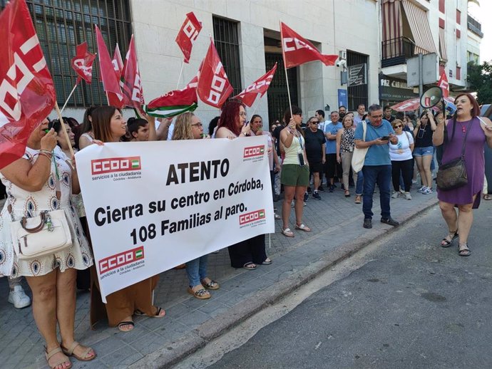 Concentración de los trabajadores de Atento, ante la sede de la empresa en Córdoba.