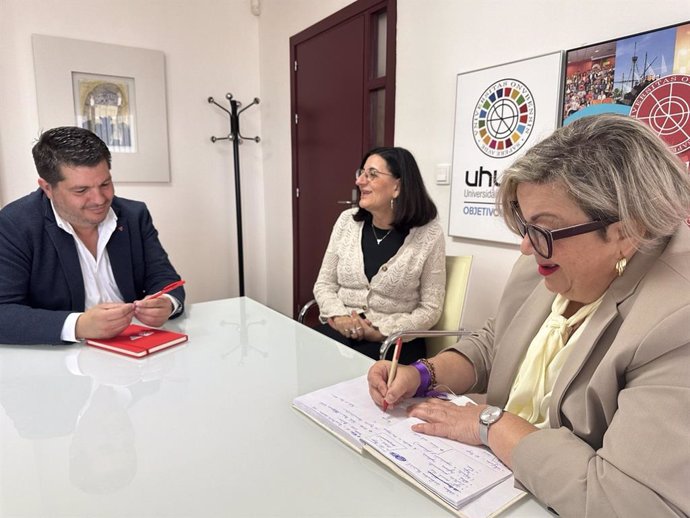 El coordinador provincial de Izquierda Unida en Huelva, Marcos Toti, junto a la rectora de la UHU, María Antonia Peña (centro).