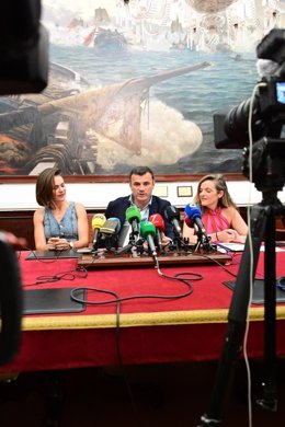 El alcalde de Cádiz en la presentación de 'Orgullos@s de nuestra historia'.