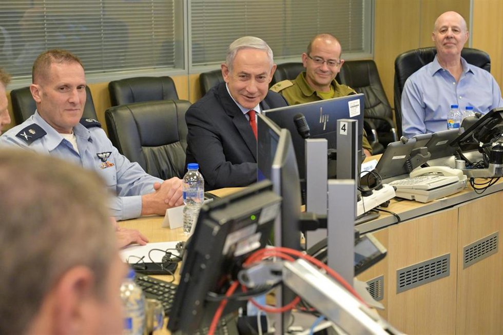 Benjamin Netanyahu con altos mandos militares.