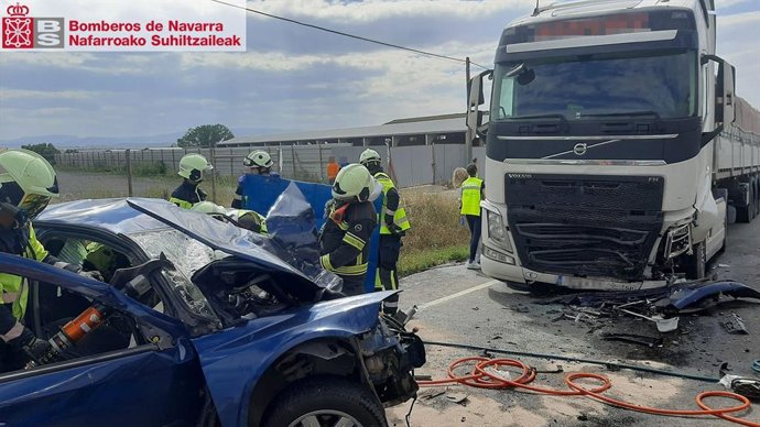 Imagen del turismo y el camión implicados en el accidente.