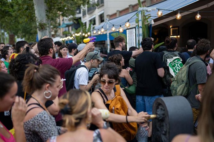 Archivo - Varias personas durante una manifestación contra el turismo masificado, a 6 de julio de 2024, en Barcelona (Catalunya)
