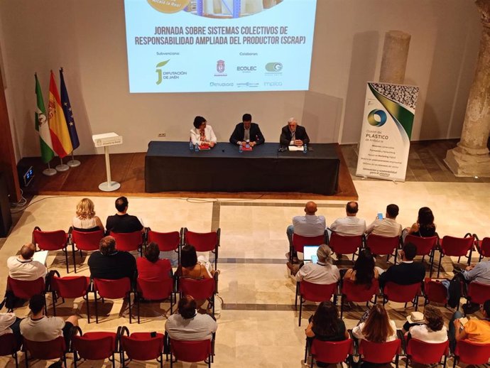 Inauguración de la jornada sobre la nueva normativa de gestión de envases industriales.