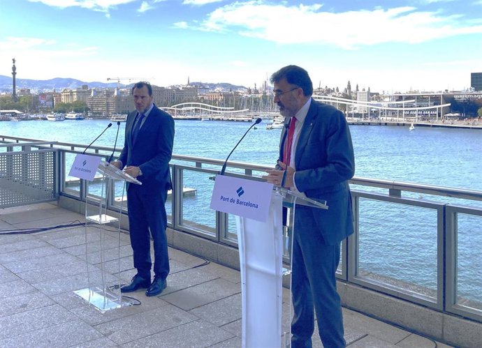 El ministro de Transportes y Movilidad Sostenible, Óscar Puente, y el presidente del Puerto de Barcelona, Lluís Salvadó