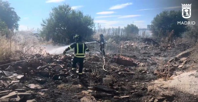Bomberos trabajan en la extinción de un importante incendio de pastos en la Cañada Real