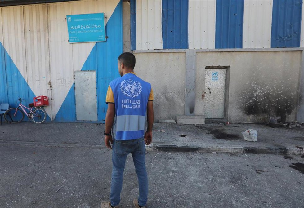 Un trabajador de la UNRWA en el campamento de Maghazi, en la Franja de Gaza