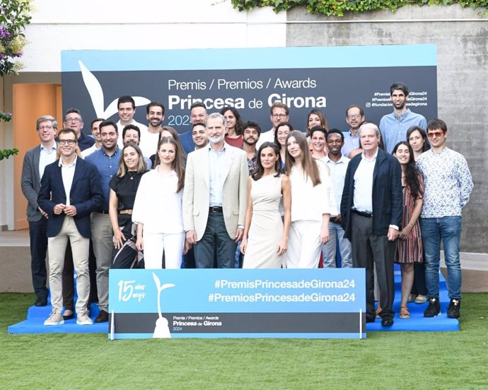 Los Reyes, la Princesa Leonor y la Infanta Sofía se encuentran con anteriores galardonados del Premio Fundació Princesa de Girona (FPdGi) en Lloret de Mar (Girona)