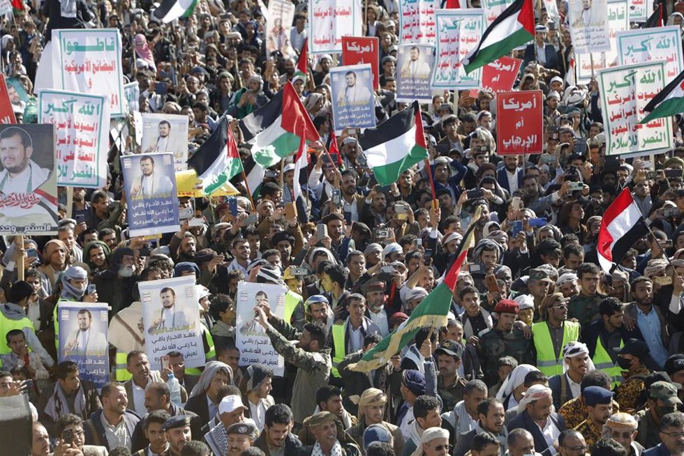 Archivo - Una manifestación de partidarios de los hutíes a favor del pueblo palestino en Saná, en Yemen