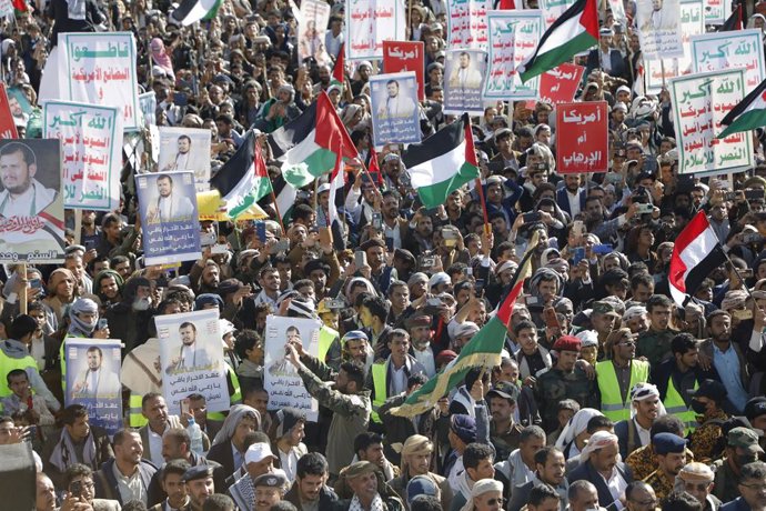 Archivo - 02 February 2024, Yemen, Sanaa: Supporters of the Iran-backed Houthi militia take part in a demonstration against the USA and Israel and solidarity with Palestinians people at Gaza Strip, amid growing tensions between the USA and the Houthis fol