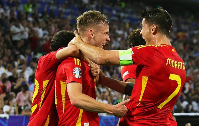 09 July 2024, Bavaria, Munich: Spain's Dani Olmo (C) celebrates his side's second goal of the game with team-mate Alvaro Morata (R) during the UEFA Euro 2024 Semi-final soccer match between Spain and France at Munich Football Arena. Photo: Christian Chari