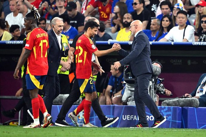 09 July 2024, Bavaria, Munich: Spain coach Luis de la Fuente (R) thanks Jesus Navas (L) during the UEFA Euro 2024 Semi-final soccer match between Spain and France at Munich Football Arena. Photo: Peter Kneffel/dpa