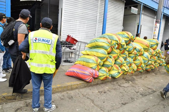 Sunat incautó ropa de contrabando.