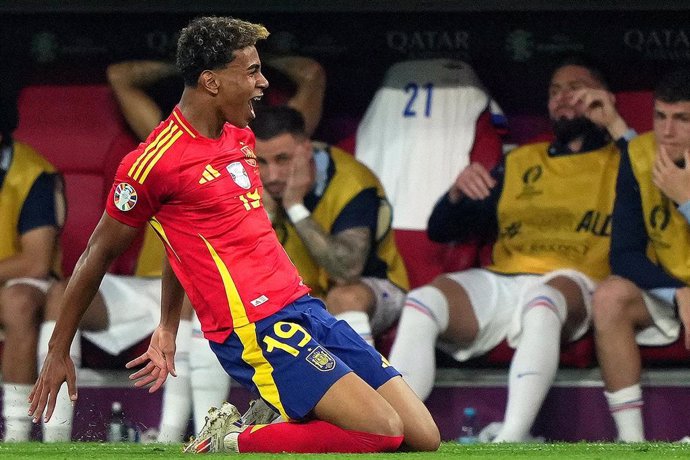 El español Lamine Yamal celebra tras marcar el 1-1 durante el partido de fútbol de la Eurocopa 2024 entre España y Francia en el Munich Football Arena , Múnich, Alemania.