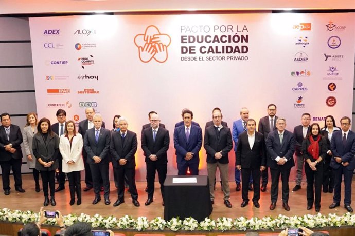 La Cámara de Comercio de Lima (CCL), suscribió el "Pacto por la educación de calidad".