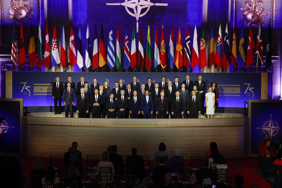 Los líderes mundiales posan para una fotografía de grupo durante el evento conmemorativo del 75. aniversario de la OTAN en el Auditorio Mellon de la Cumbre de la OTAN en Washington, que marca el 75. aniversario de la Alianza